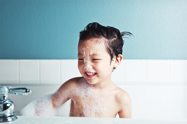 preschooler-in-bubble-bath kvbzhl