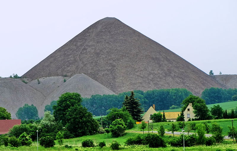 800px-Spitzkegelhalde Volkstedt