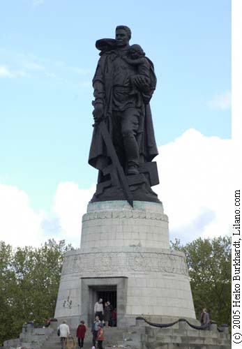 Sowjetisches-Ehrenmal-Treptower-Park-Ber