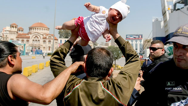 Fluechtling will Baby gegen Polizisten w