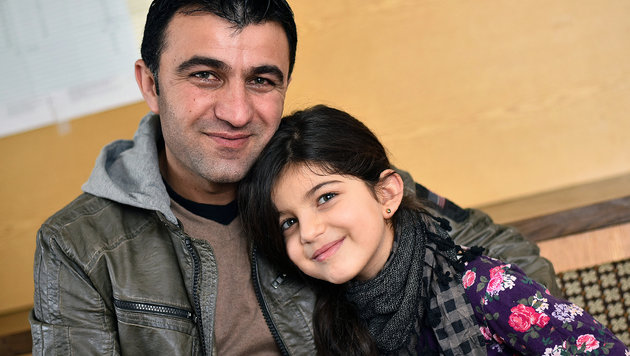 Fluechtlingsmaedchen Dunja hat ihren Pap
