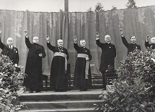 1933-08-priester-m-hitlergruss-f-Hitler-
