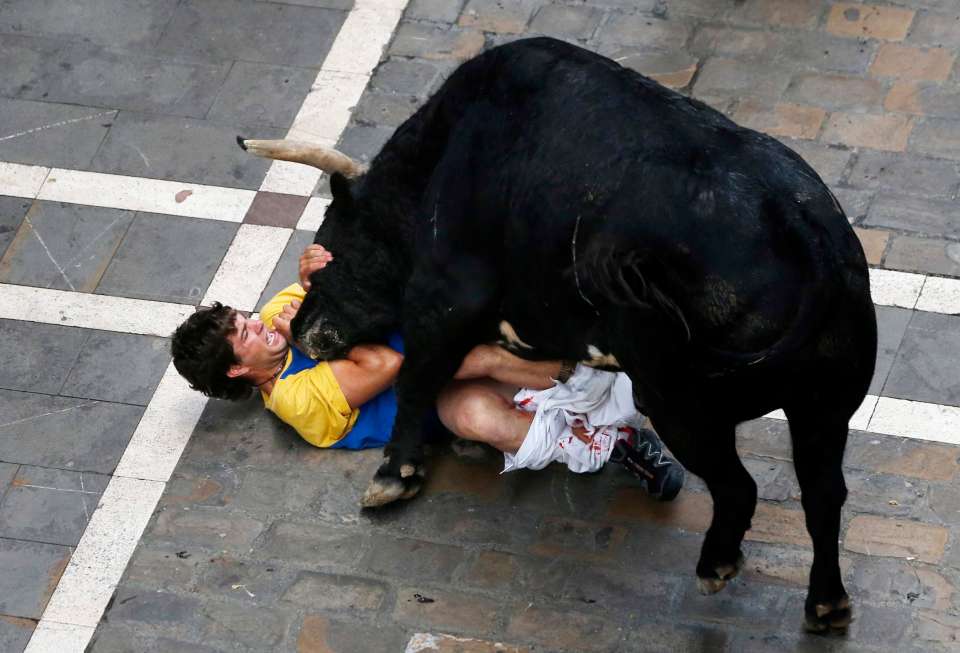 Pamplona-Stier-spiesst-Mann-auf