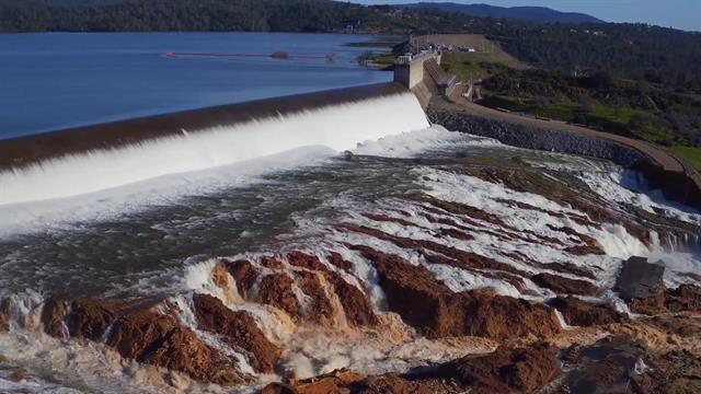 170215-news-oroville-dam-spillway-emerge