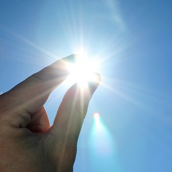 108506-stock-photo-himmel-hand-blau-sonn