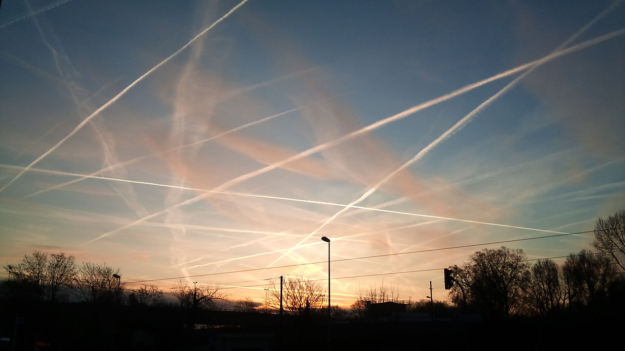 1280px-Contrails near Frankfurt 28German