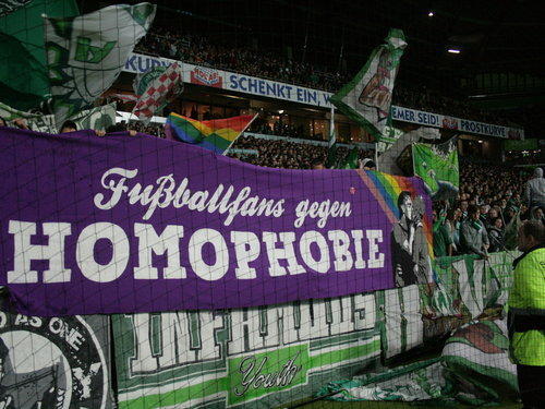 Fans-zeigen-Homophobie-die-Rote-Karte Ar