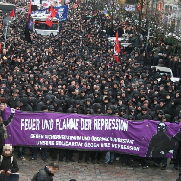 600px-Black Bloc Hamburg