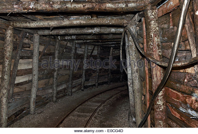 a-tunnel-of-an-old-mine-e0cg4d
