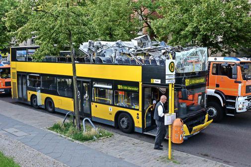 BVG-Doppeldeckerbus-rammt-S-Bahn-Bruecke