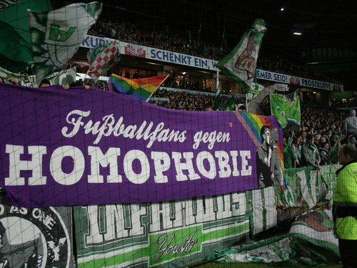 tf8f078 Fans-zeigen-Homophobie-die-Rote-