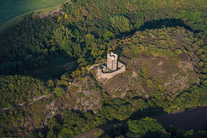 800px-Burg wernerseck