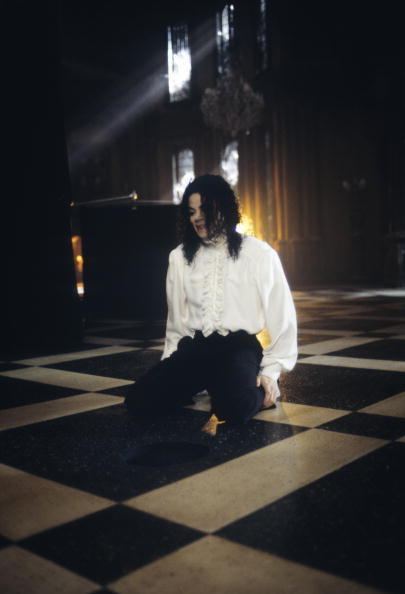 GHOSTS-michael-jackson-11841046-405-594 