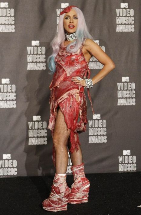 pezcvr Lady-Gaga-Meat-Dress-Outfit-at-VM