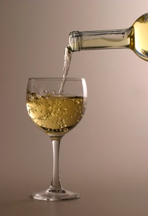 4kPuml pouring-chardonnay