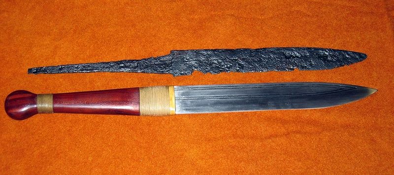 800px-Seax with replica