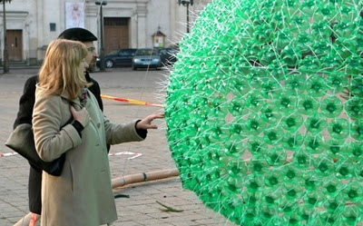 Bilder-Thread ti53jBc christmas-tree-made-of-bottles-02