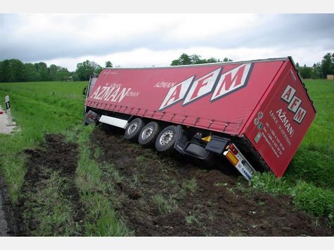 968787970-lkw-graben-unfall.9