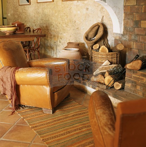 Ledersessel am Kamin-343888