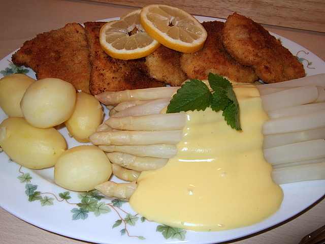 1JH65X spargel mit wiener schnitzel