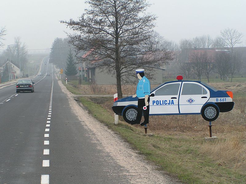 UX0fXE 800px-Dummy of a police car