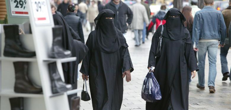 Veiled-women-on-a-shopping-street-in-Mun