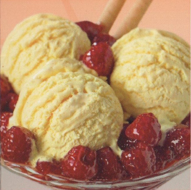 eis-mit-heissen-himbeeren