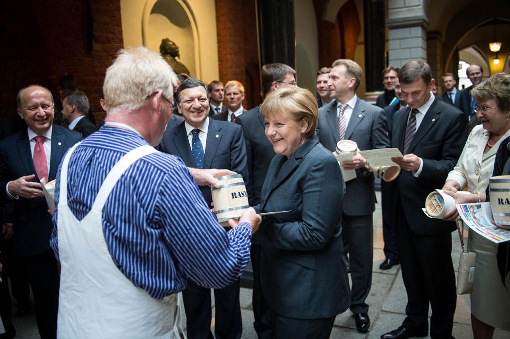 08-im-rathaus-gibt-es-zur-begruessung-fu