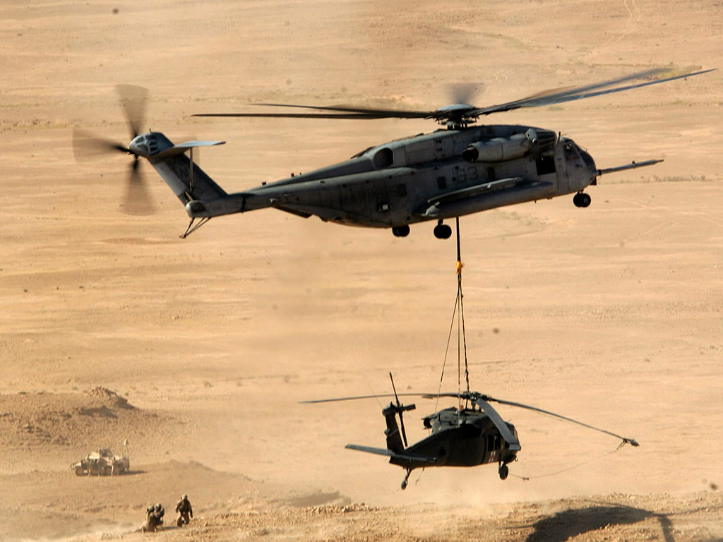 AIR CH-53E Lifts UH-60 in Iraq lg