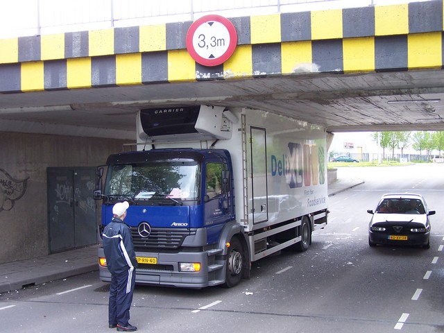 Q8xA2X bad-truck-driving