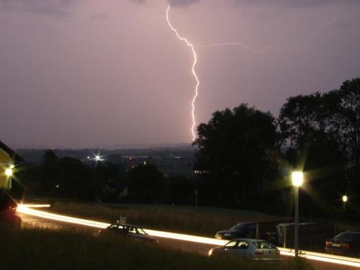 Auto-Gewitter-Blitz-Unwetter-Nachthimmel