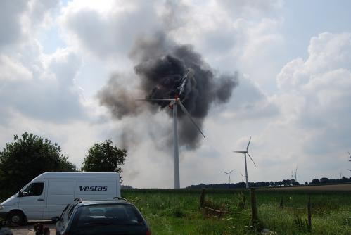 5671d68a38 windkraftanlage-in-buxtehude-hedendorf-ausgebrannt-2-millionen-euro-schaden-1217487762