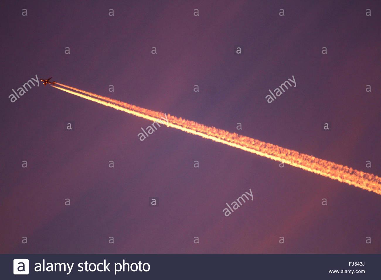 jet-with-vapor-trail-in-evening-glow-ger