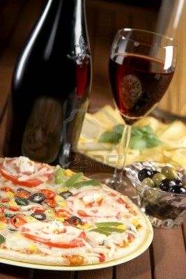 1705143-stilleben-mit-rotwein-und-pizza