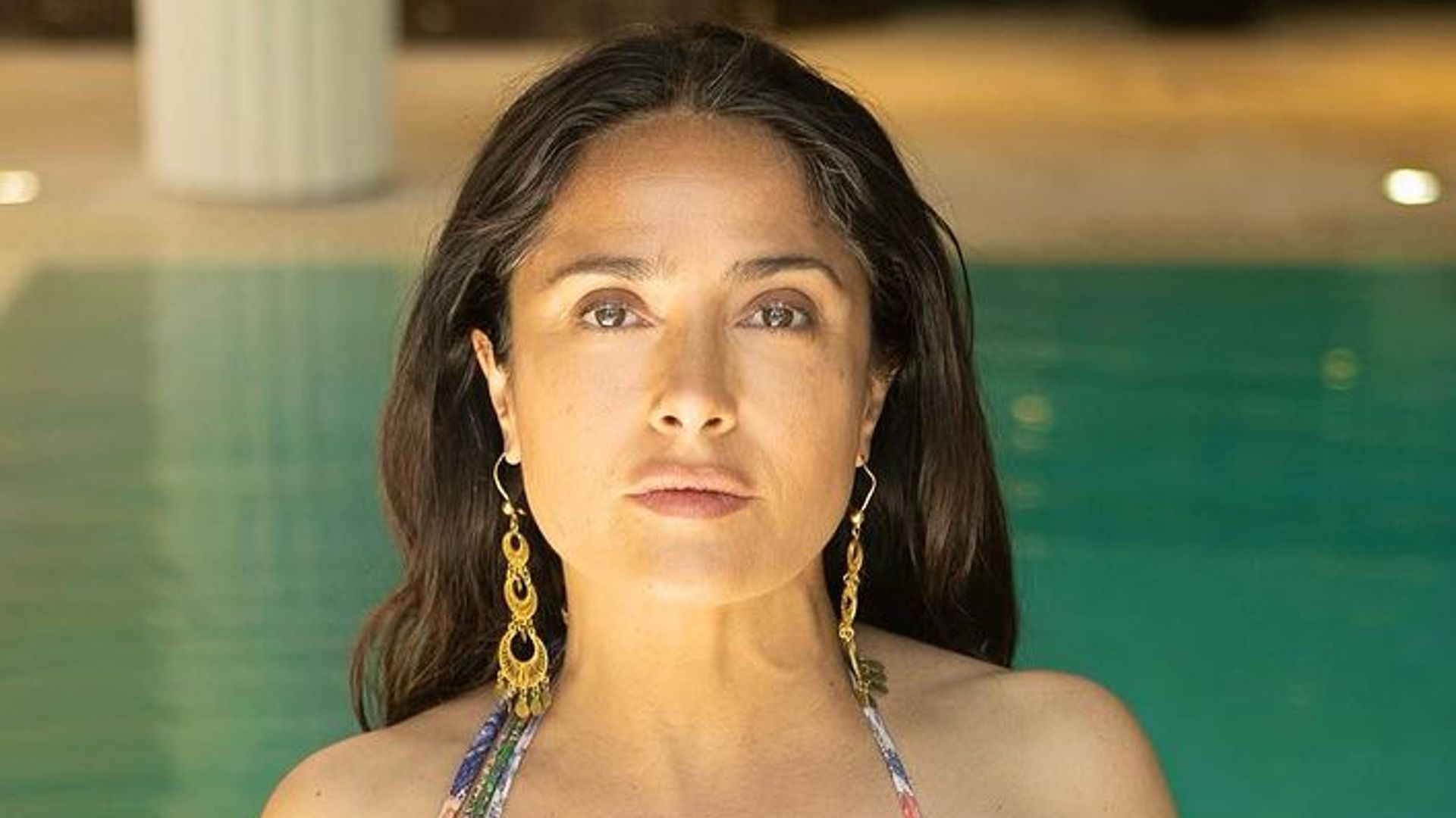 c38ce62d3222-salma-hayek-bikini-pool