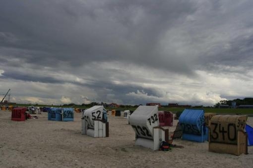 Meer-Wolken-Strand-Regen-sturm-Unwetter-