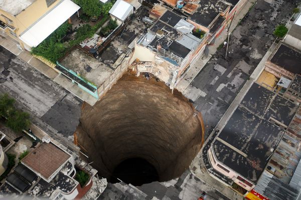 6-guatemala-city-sinkhole-2010-aerial-cl