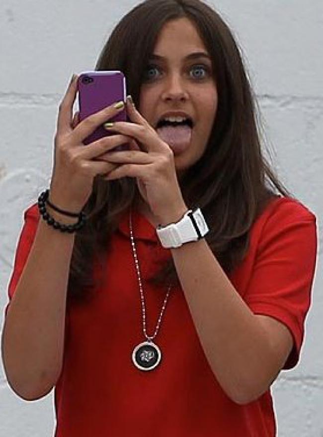 paris-jackson-2011-tire-la-lange-grimace