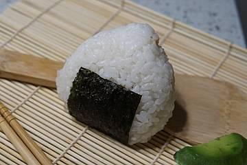 onigiri-mit-lachsfuellung