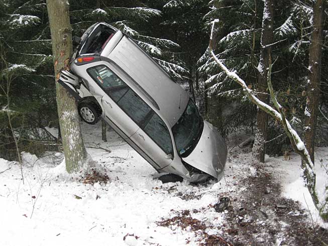 kurioser autounfall bei glatter strasse 