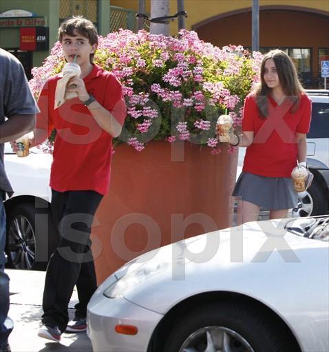 pp-Starbucks-26-05-2011-prince-michael-j