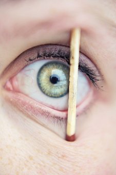 158124-stock-photo-gruen-auge-streichhol