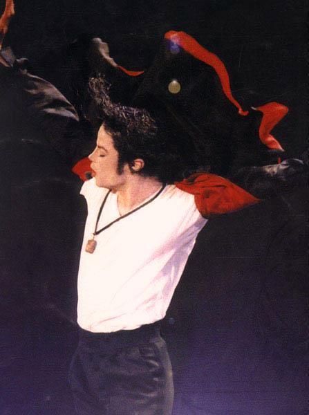 MJ-michael-jackson-7054401-447-600