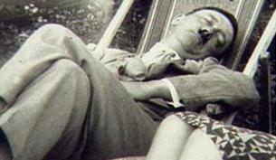 adolf-hitler-sleeping