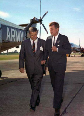 1963-Wernher-v-Braun-m-John-F-Kennedy-fl