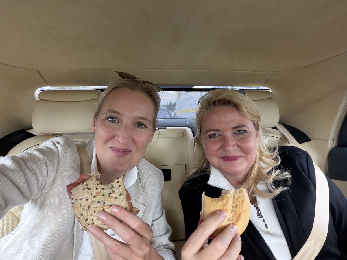 Wei Auf Info Tour durch Berlin - Copy