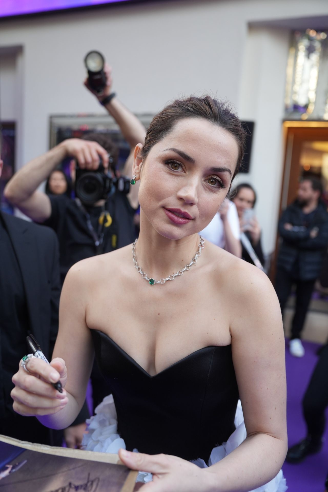 ana-de-armas-louis-vuitton-ballerina-pre