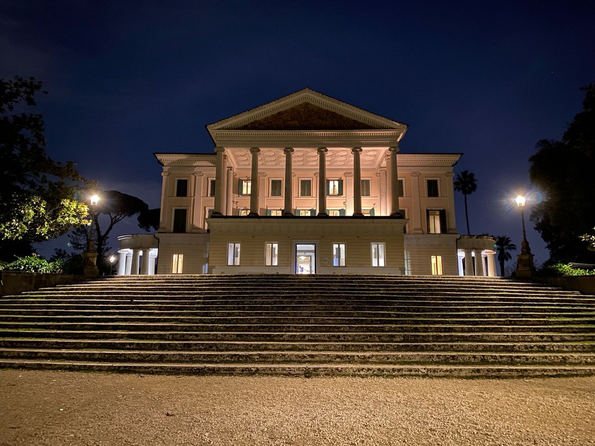 passeggiata al chiar di luna a Villa Tor