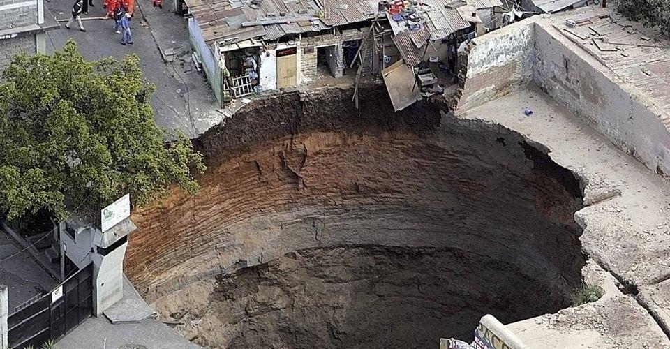 the-most-terrifying-sinkhole-pictures-yo