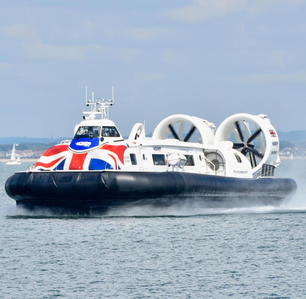 Hovercraft-GH-2161-Island-Flyer-arriv